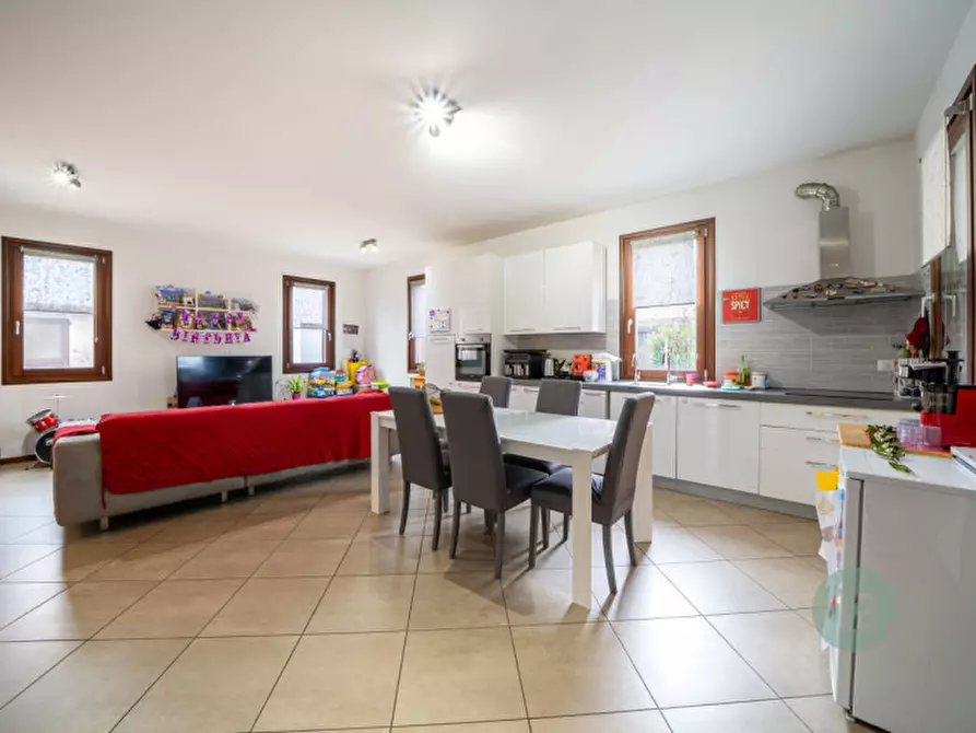 Immagine 5 di Villa in vendita  a Novi Di Modena
