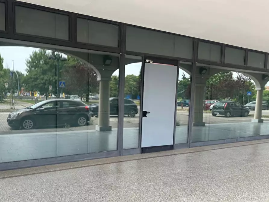 Immagine 1 di Negozio in vendita  in Via Padova a Selvazzano Dentro