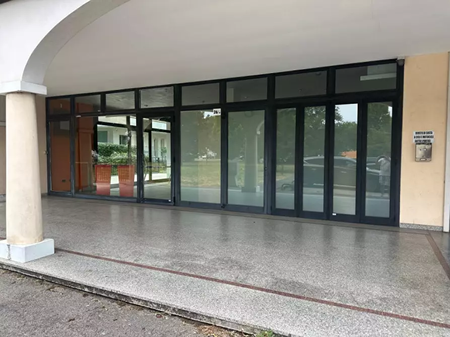 Immagine 2 di Negozio in vendita  in Via Padova a Selvazzano Dentro