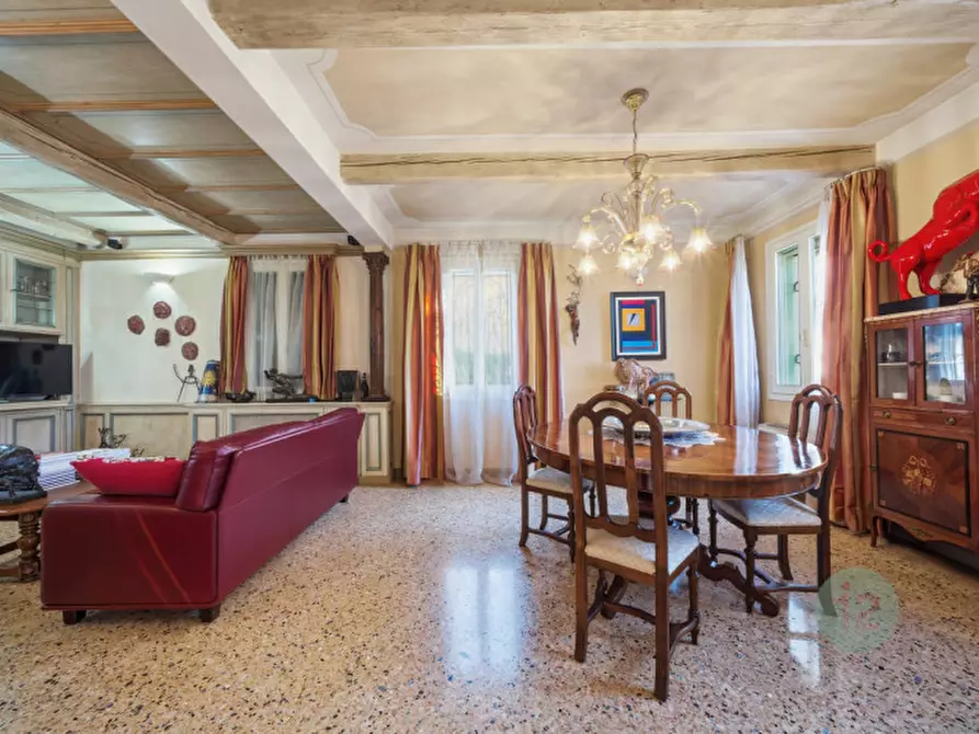 Immagine 5 di Villa in vendita  in Viale Vittorio Saltini a Correggio