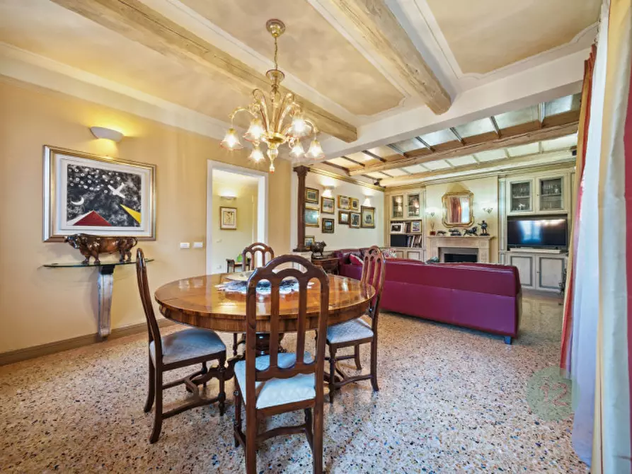 Immagine 8 di Villa in vendita  in Viale Vittorio Saltini a Correggio