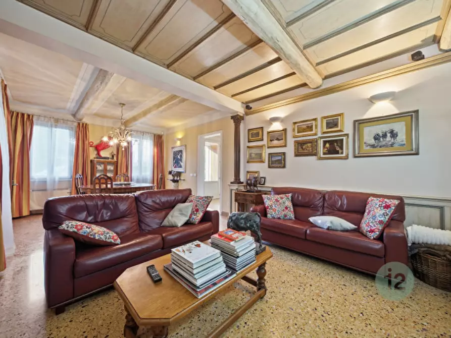 Immagine 9 di Villa in vendita  in Viale Vittorio Saltini a Correggio