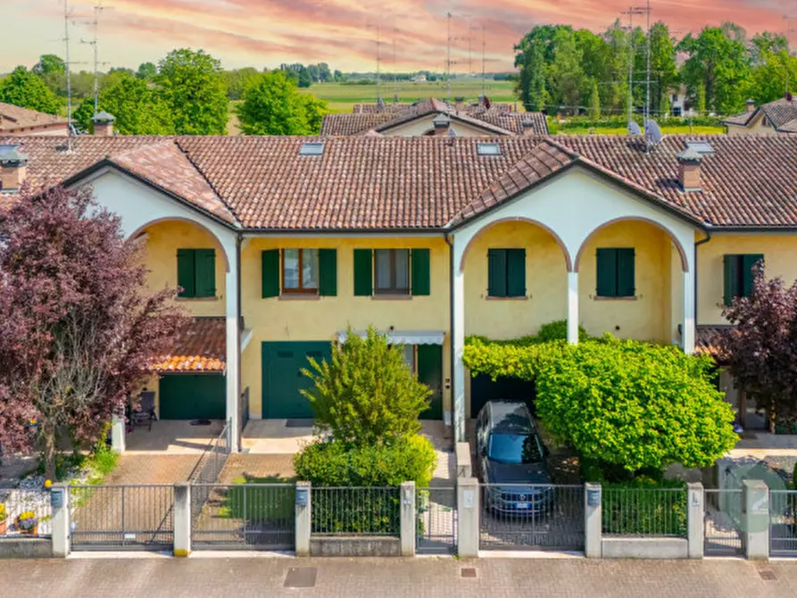 Immagine 1 di Villetta a schiera in vendita  a Correggio