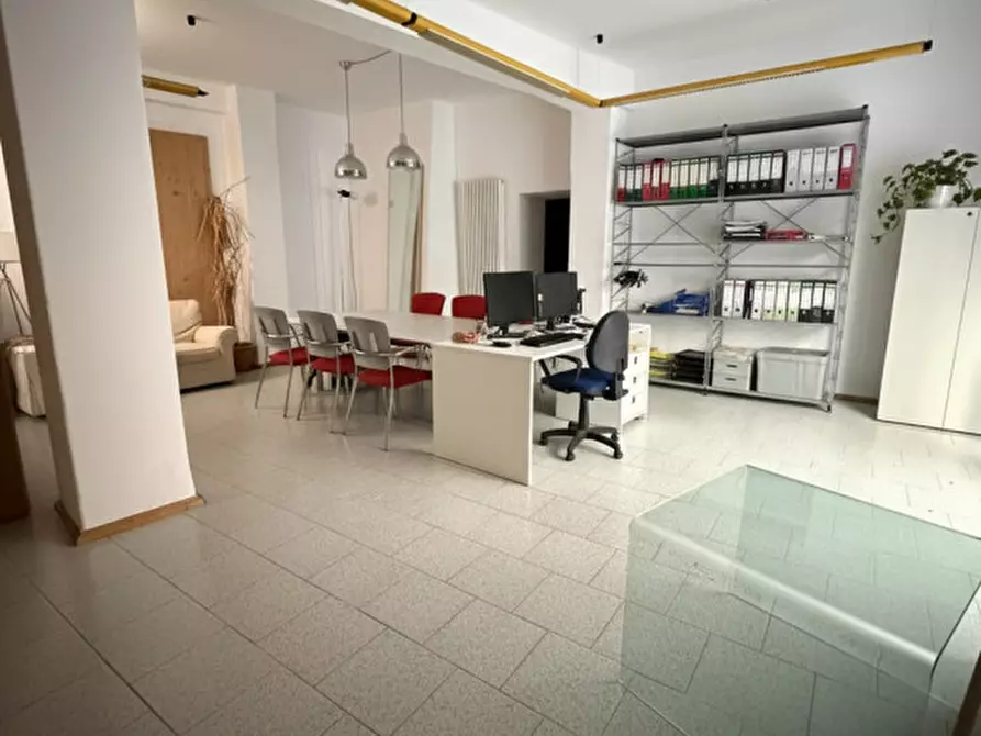 Immagine 2 di Negozio in vendita  a Trento