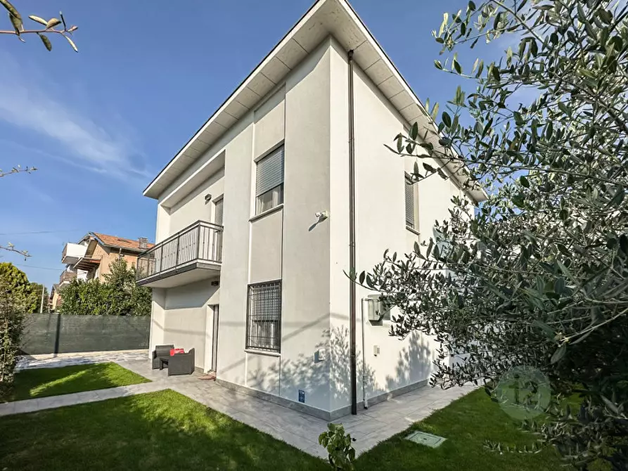 Immagine 10 di Villa in vendita  in Via Marco Polo Esterna a Carpi