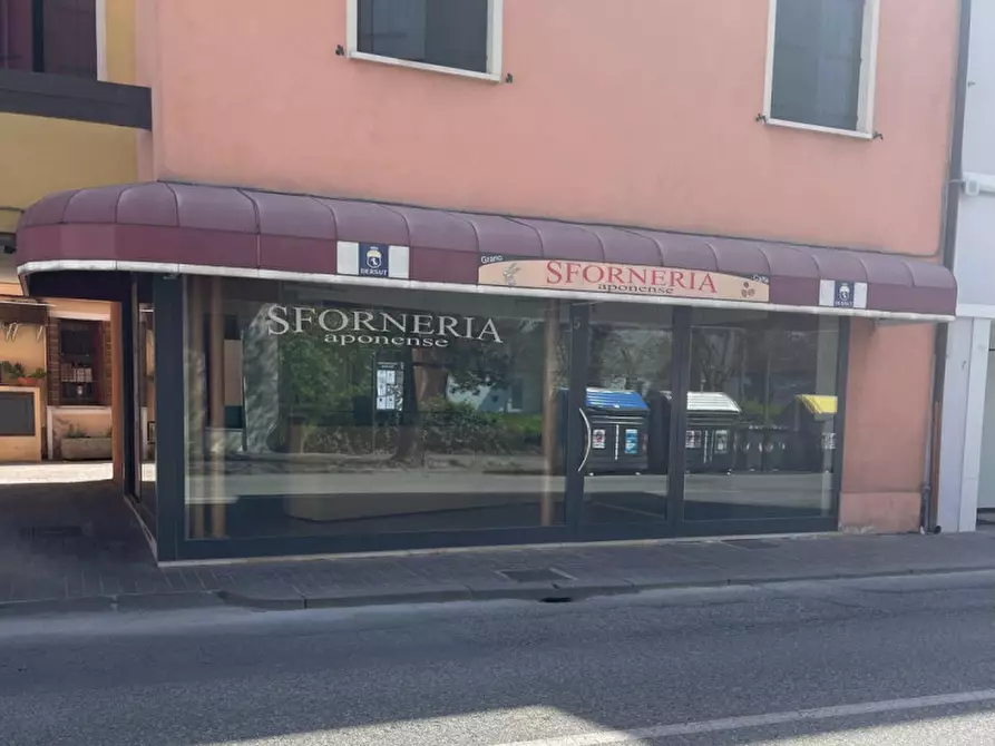 Immagine 1 di Negozio in affitto  in Viale delle Terme a Abano Terme