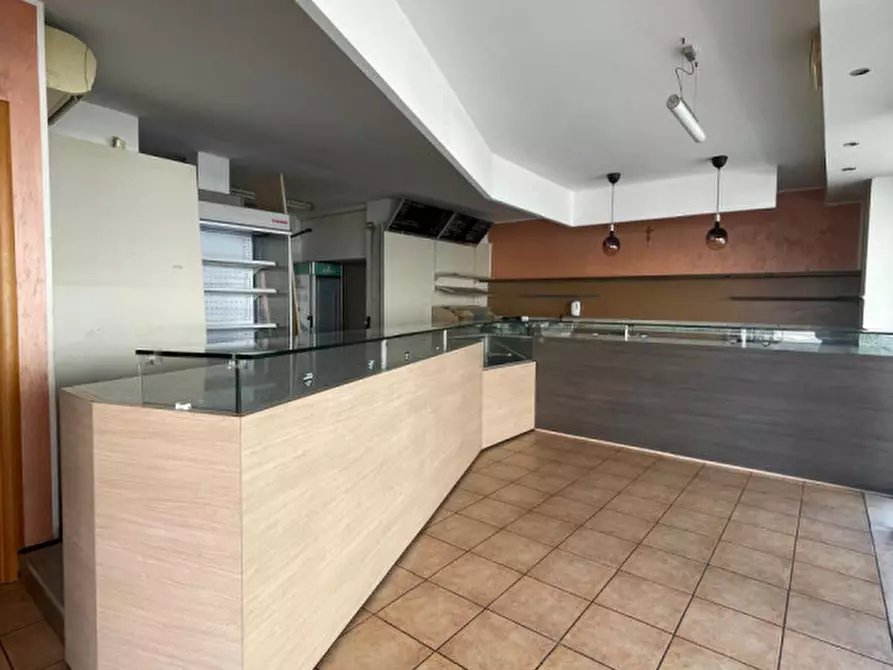 Immagine 4 di Negozio in affitto  in Viale delle Terme a Abano Terme