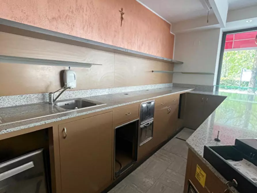Immagine 5 di Negozio in affitto  in Viale delle Terme a Abano Terme