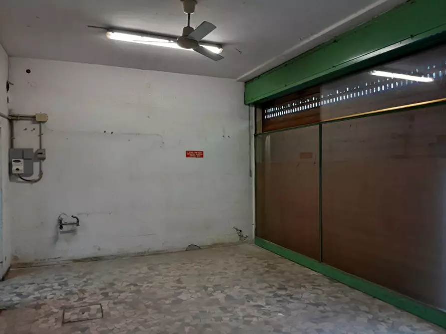 Immagine 1 di Negozio in vendita  in Via Duca d'Aosta a Venezia