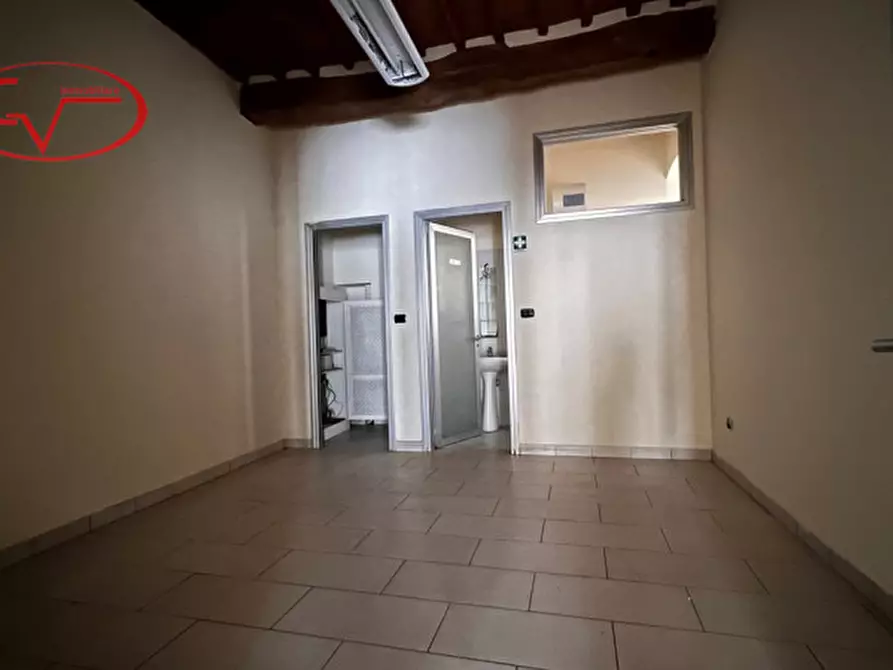 Immagine 13 di Negozio in affitto  in via ammiraglio burzagli a Montevarchi