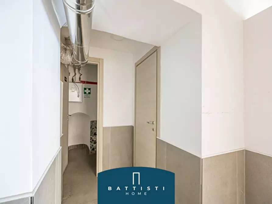 Immagine 22 di Negozio in affitto  in Via Giuseppe Gioachino Belli a Roma