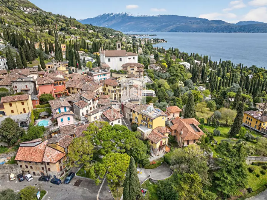 Immagine 1 di Villetta a schiera in vendita  in Via Largo Landi a Gardone Riviera
