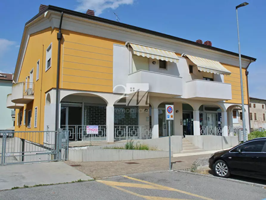 Immagine 1 di Negozio in affitto  in Via IX Maggio a Nogarole Rocca