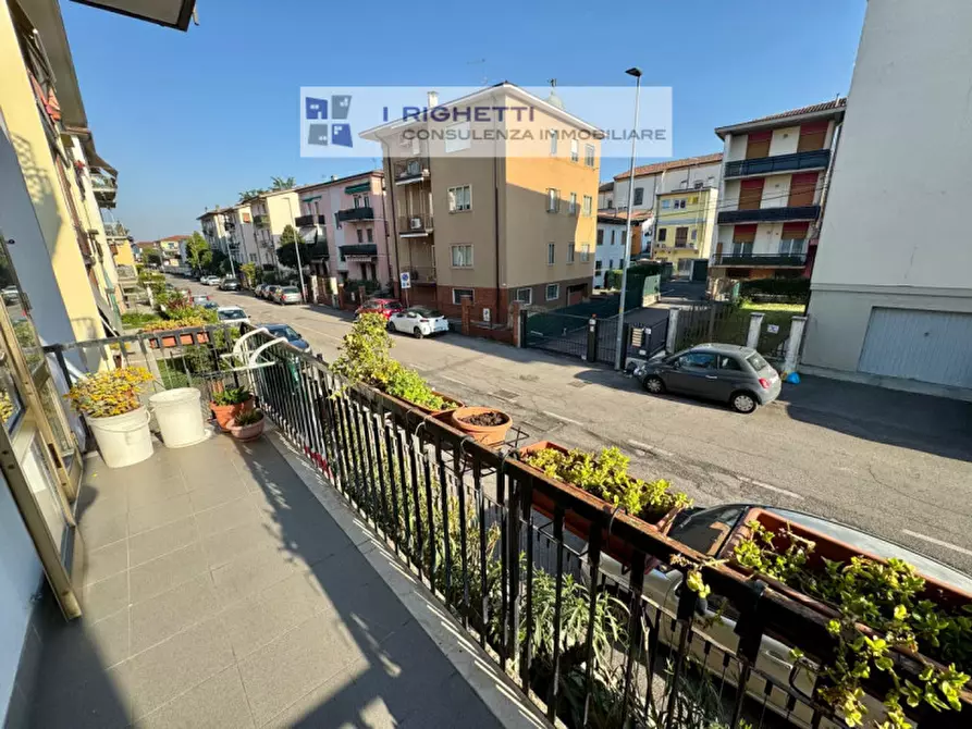 Immagine 2 di Appartamento in vendita  in via Antonio Oliosi a Verona
