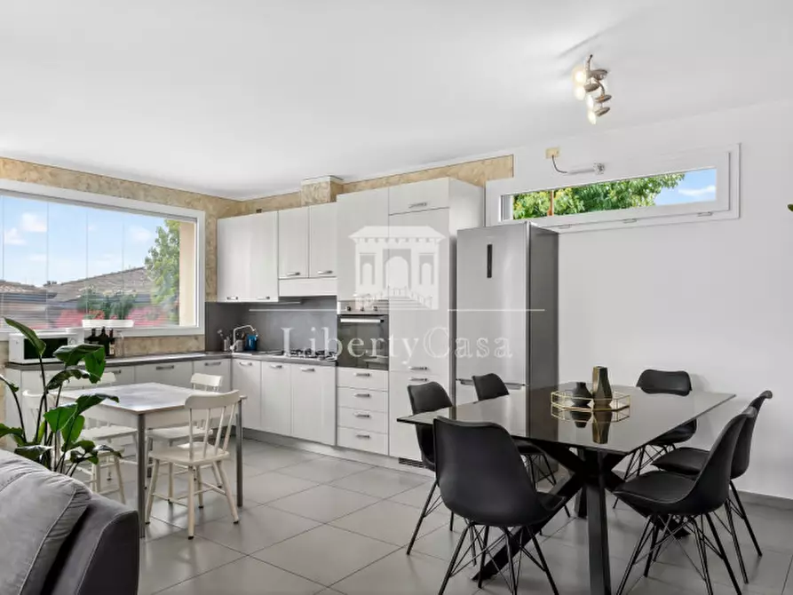 Immagine 5 di Villa in vendita  in Via Umberto Zerneri a San Felice Del Benaco