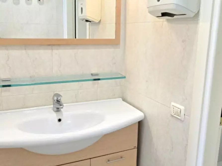 Immagine 7 di Negozio in vendita  in Via Sauli Sauro a Forli'