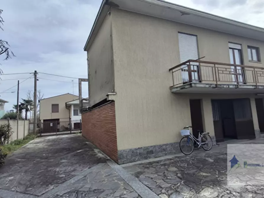 Immagine 17 di Villa in vendita  in Via Cristoforo Colombo 14 a Castano Primo