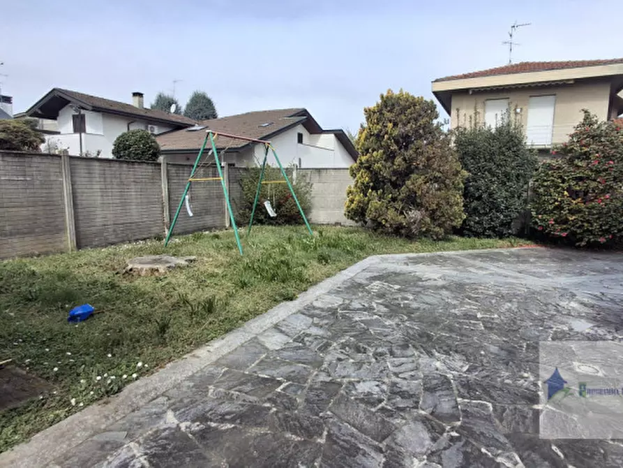 Immagine 19 di Villa in vendita  in Via Cristoforo Colombo 14 a Castano Primo