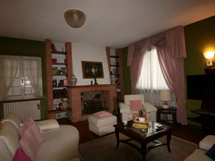 Immagine 4 di Villa in vendita  a Lucignano