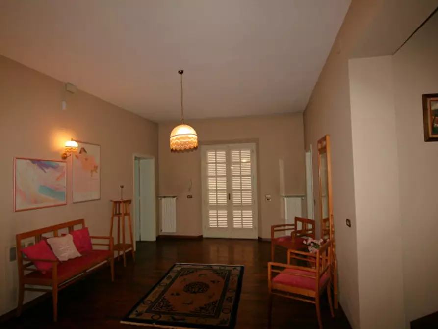 Immagine 11 di Villa in vendita  a Lucignano