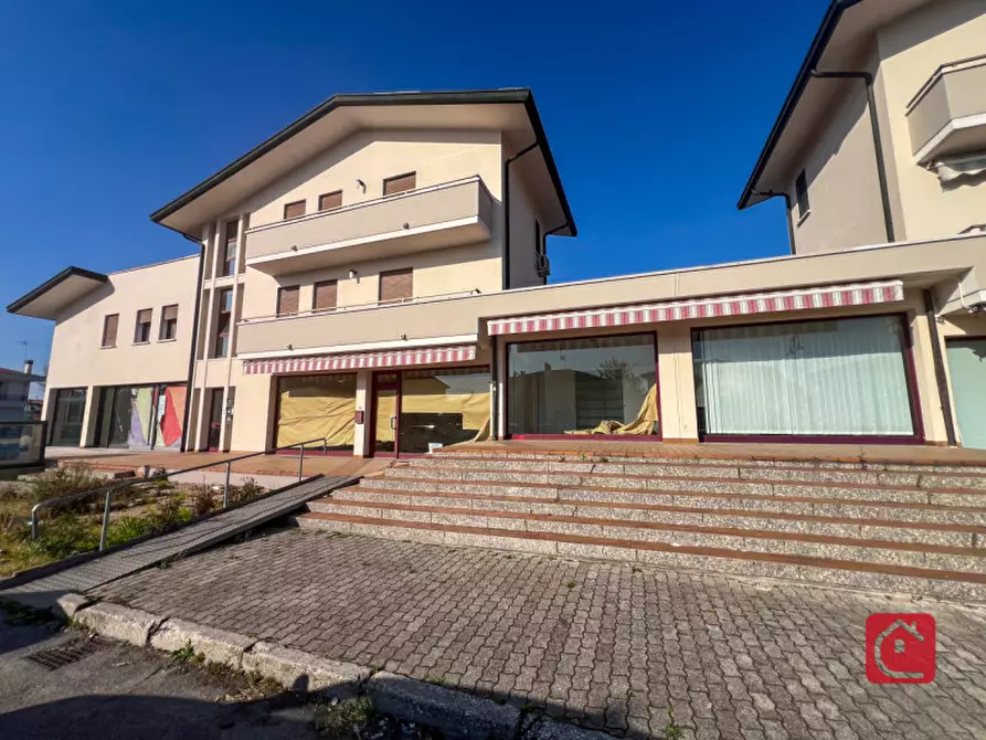 Immagine 2 di Negozio in affitto  in Via Romea 65/N a Legnaro