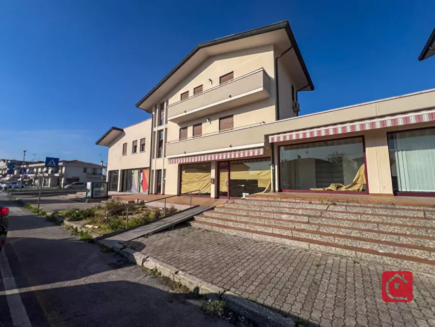Immagine 3 di Negozio in affitto  in Via Romea 65/N a Legnaro