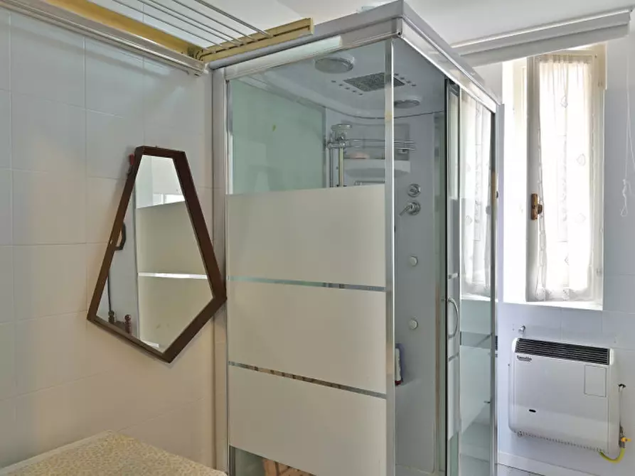 Immagine 19 di Appartamento in vendita  a Gardone Riviera