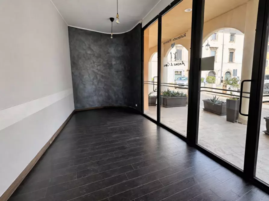Immagine 17 di Negozio in affitto  in Piazza San Francesco, 5 a Rieti
