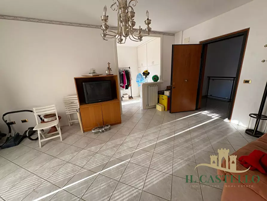 Immagine 3 di Appartamento in vendita  in via roma a Castiglione Del Lago