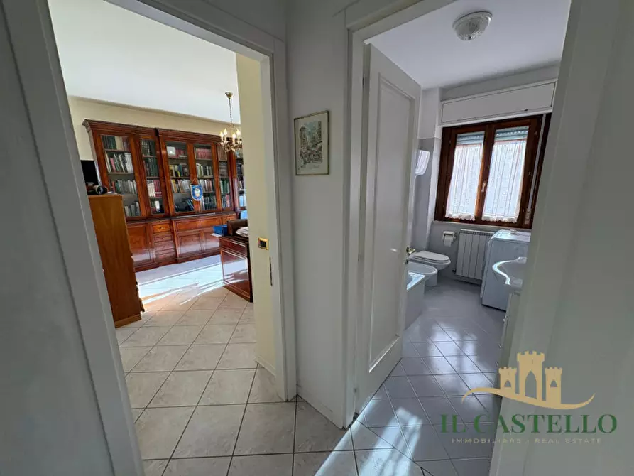 Immagine 12 di Appartamento in vendita  in via roma a Castiglione Del Lago