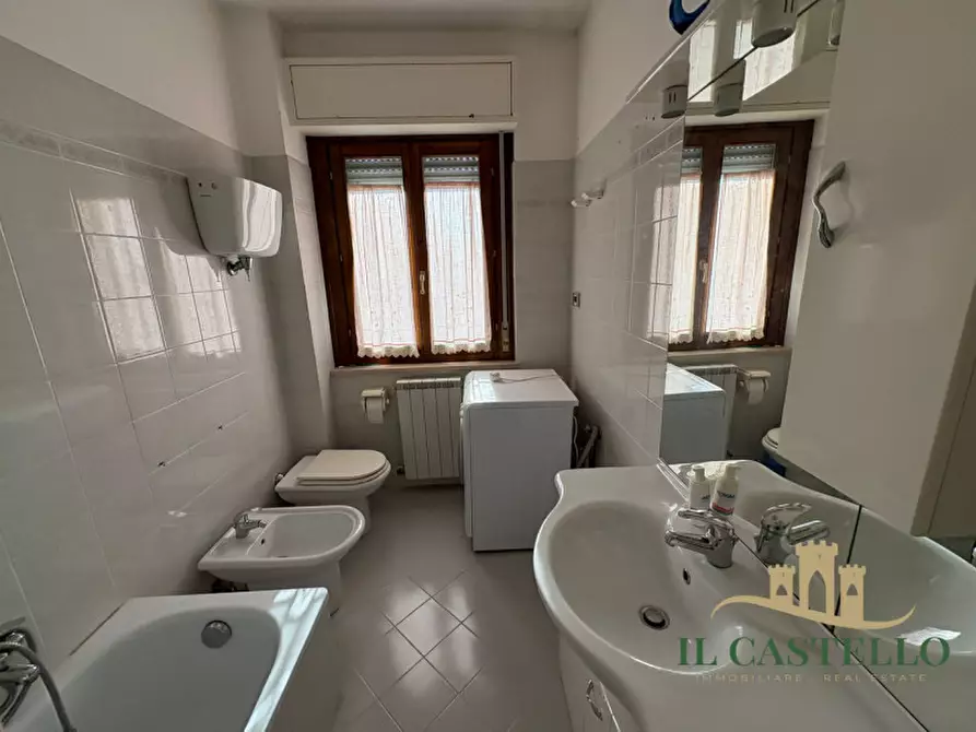 Immagine 13 di Appartamento in vendita  in via roma a Castiglione Del Lago