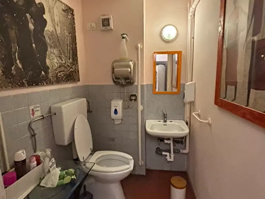 Immagine 7 di Attività commerciale in vendita  in BORGO DEGLI ALBIZI a Firenze