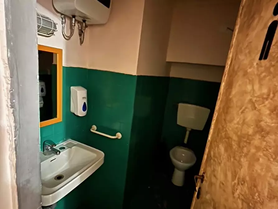 Immagine 17 di Attività commerciale in vendita  in BORGO DEGLI ALBIZI a Firenze