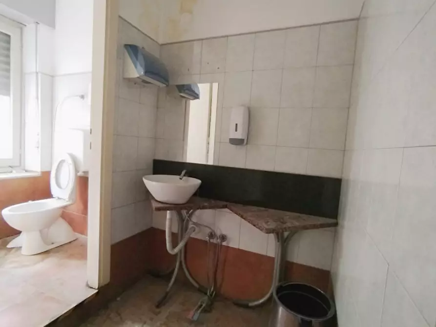 Immagine 9 di Negozio in vendita  in Via Genova 83/M a Torino