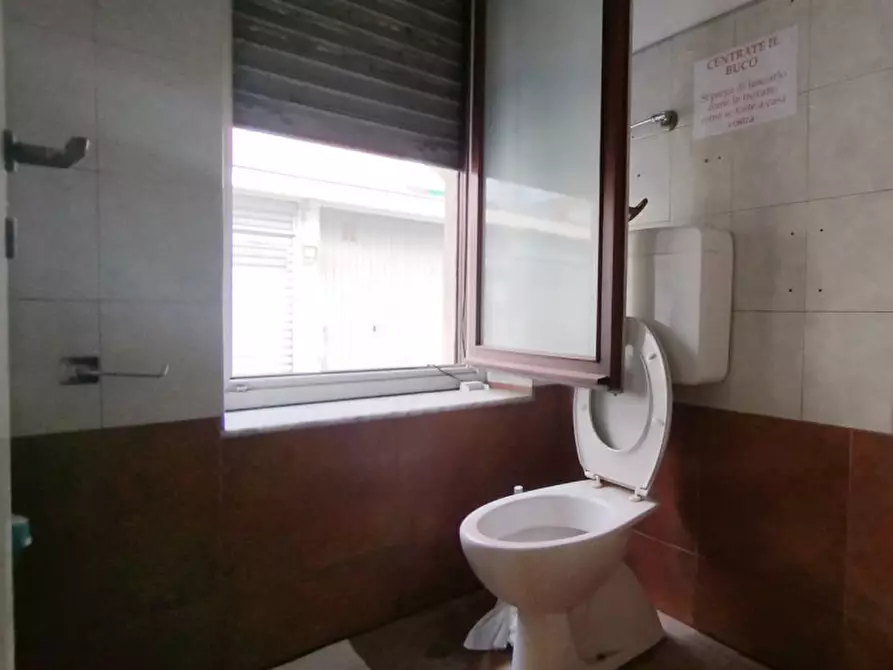 Immagine 10 di Negozio in vendita  in Via Genova 83/M a Torino