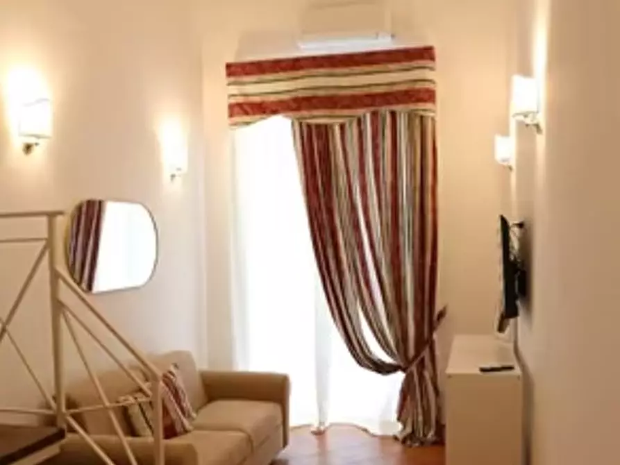 Immagine 2 di Appartamento in affitto  in Via santa Brigida 74 a Napoli