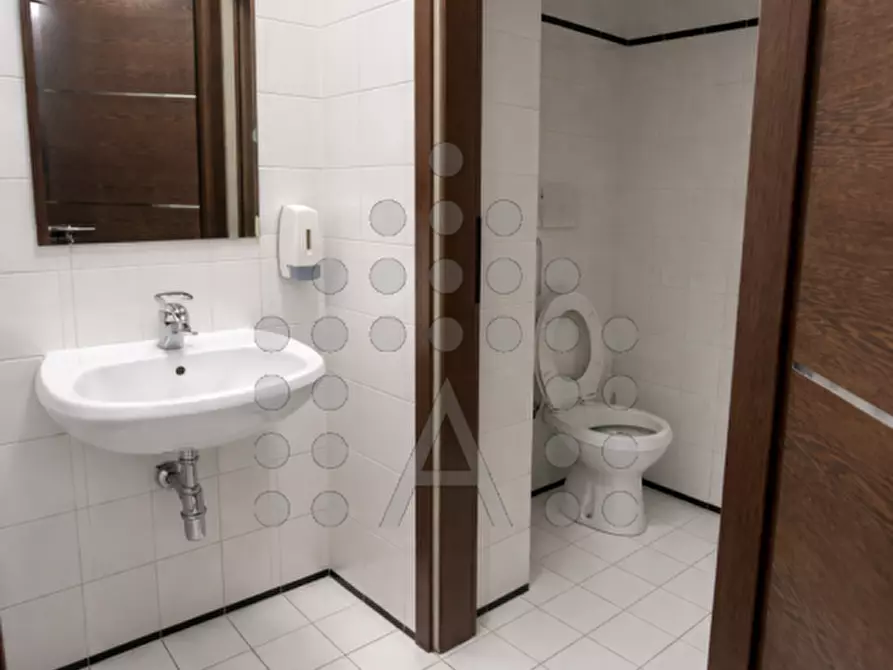 Immagine 7 di Negozio in affitto  in Via Montirone a Abano Terme