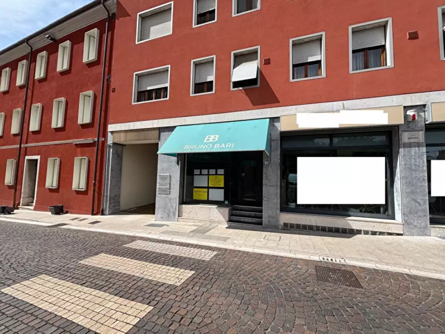 Immagine 2 di Negozio in affitto  in via Bertossi 15 a Pordenone