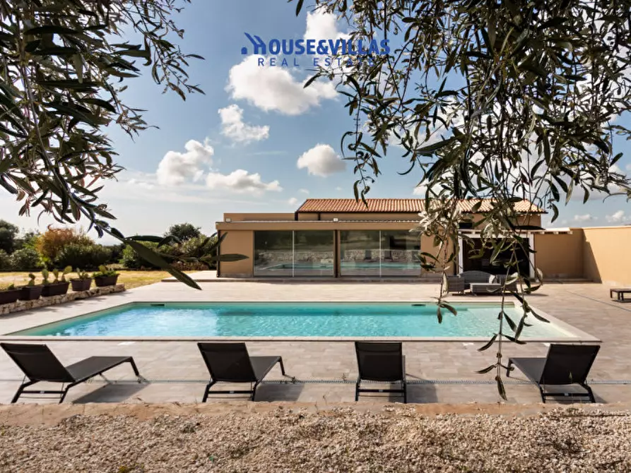 Immagine 11 di Villa in vendita  in via meti avola a Avola