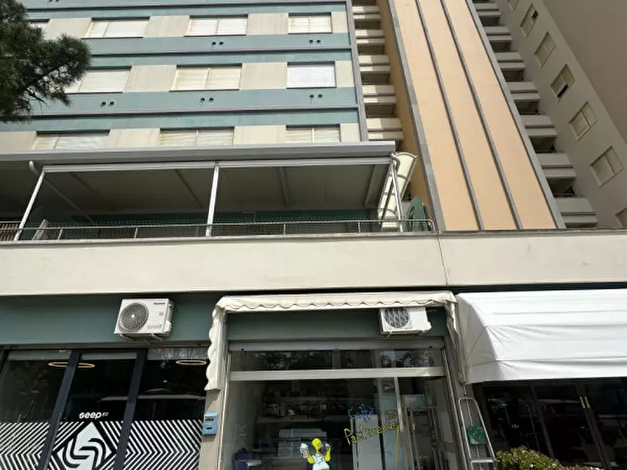 Immagine 1 di Negozio in affitto  in Viale Forlì 39 a Cervia