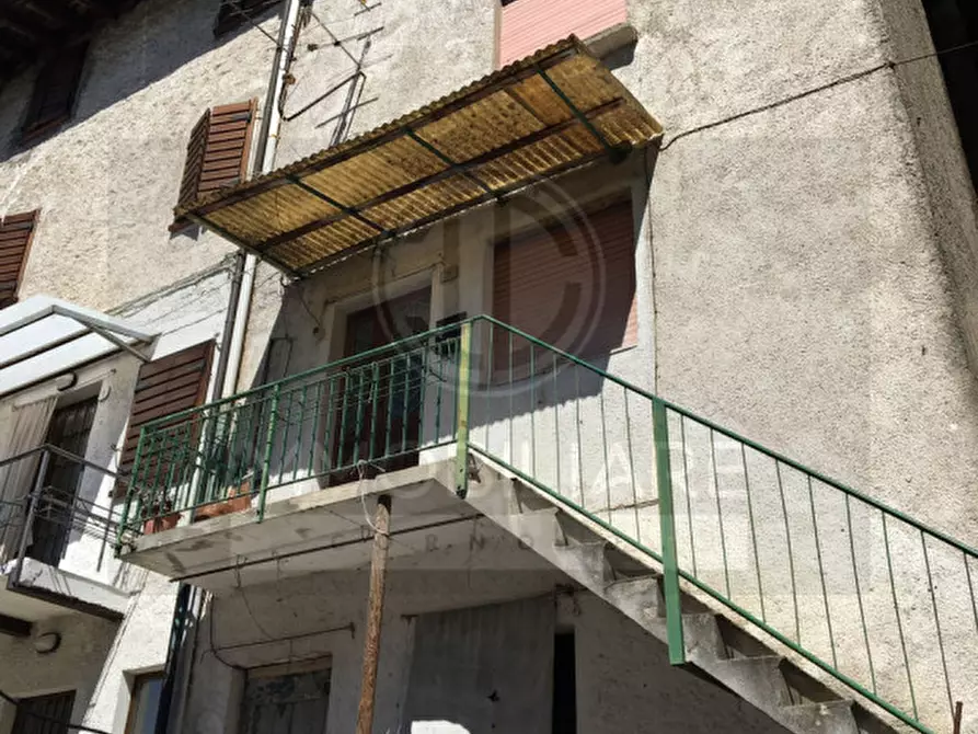 Immagine 1 di Villetta a schiera in vendita  a Laghi