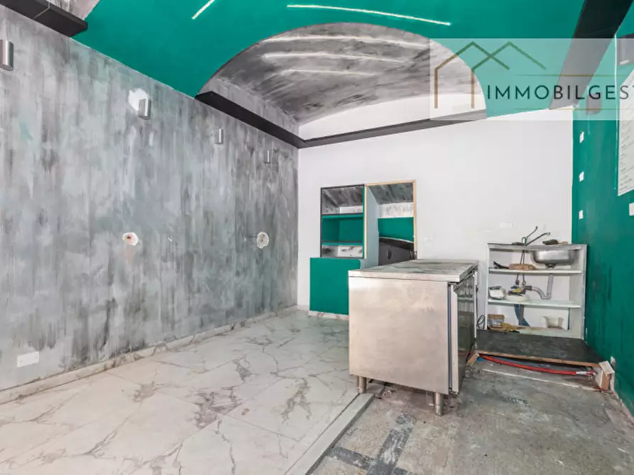 Immagine 3 di Negozio in vendita  in Piazza Emanuele Filiberto 10 a Torino
