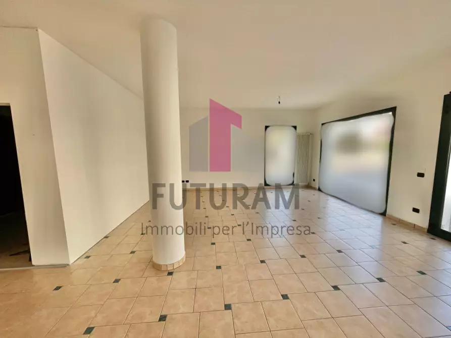 Immagine 5 di Negozio in vendita  a Rosà