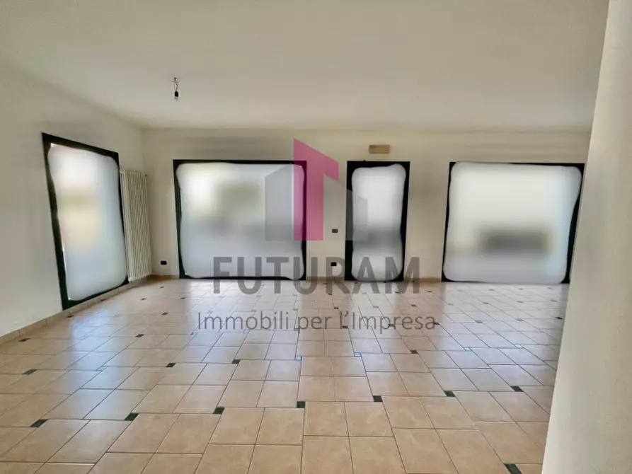 Immagine 10 di Negozio in vendita  a Rosà