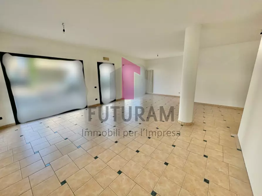 Immagine 11 di Negozio in vendita  a Rosà