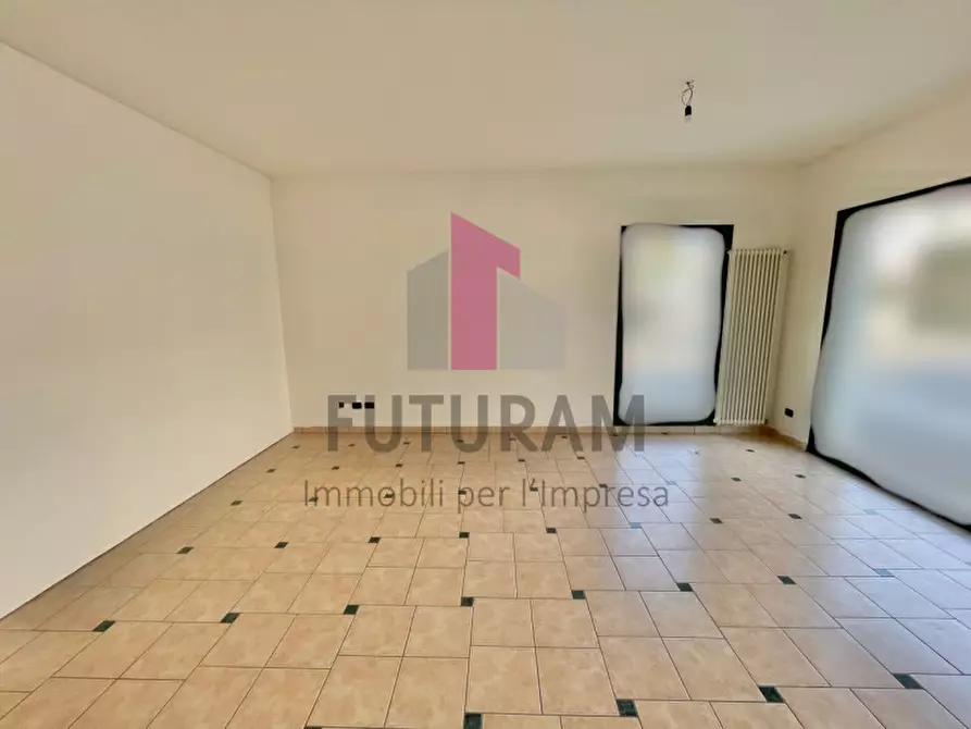 Immagine 14 di Negozio in vendita  a Rosà