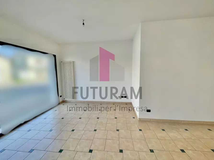 Immagine 15 di Negozio in vendita  a Rosà