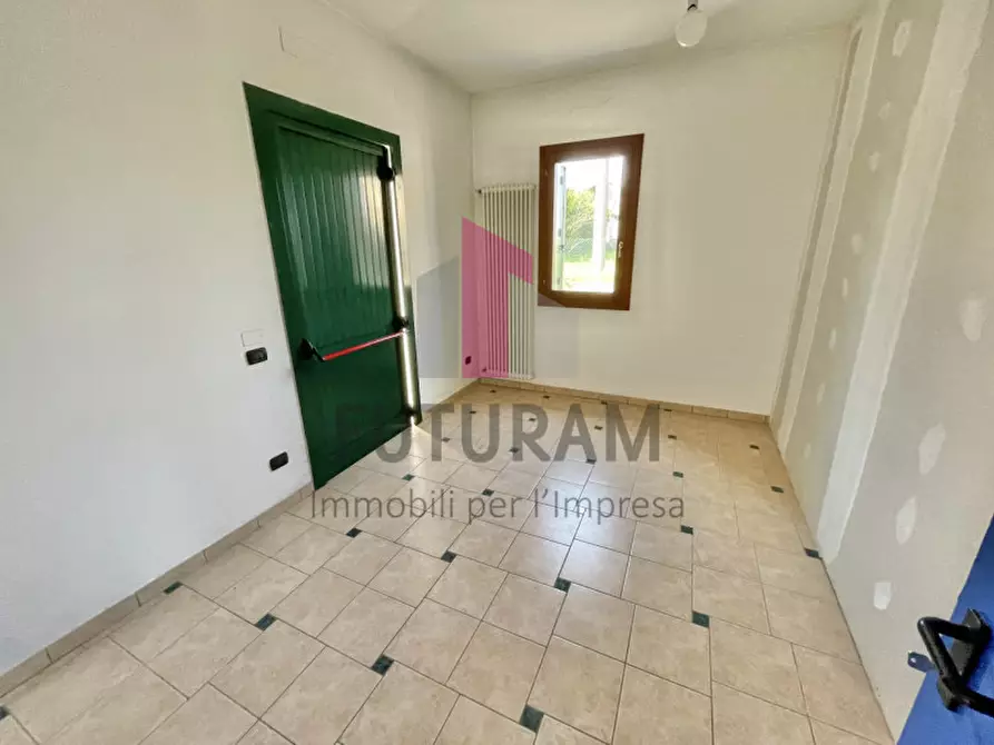 Immagine 16 di Negozio in vendita  a Rosà