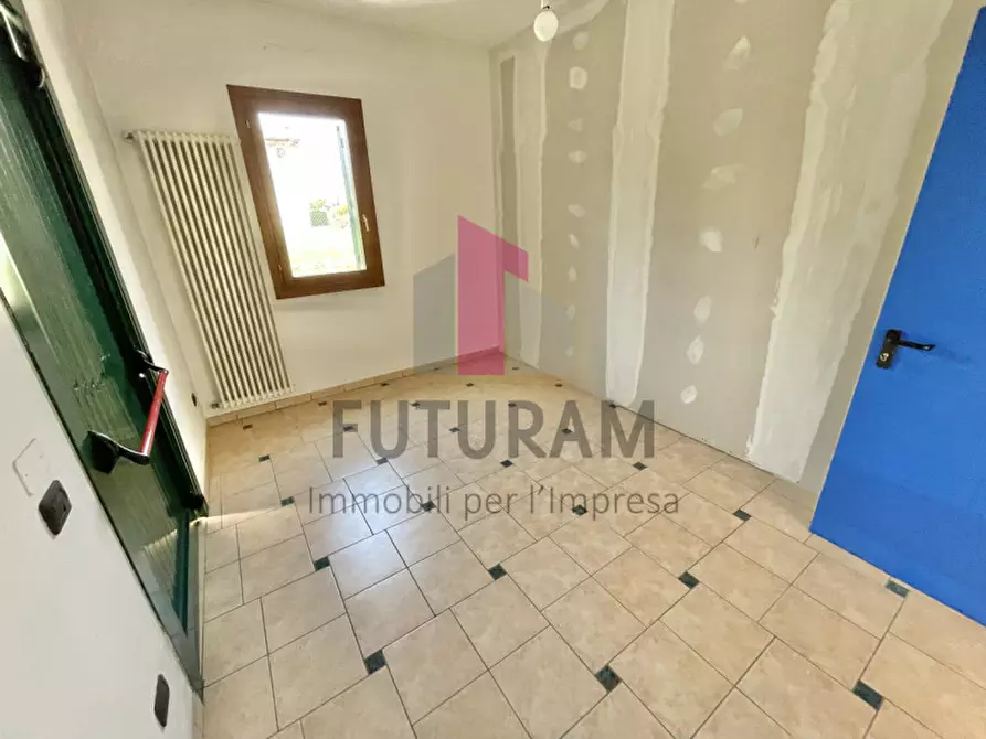 Immagine 17 di Negozio in vendita  a Rosà