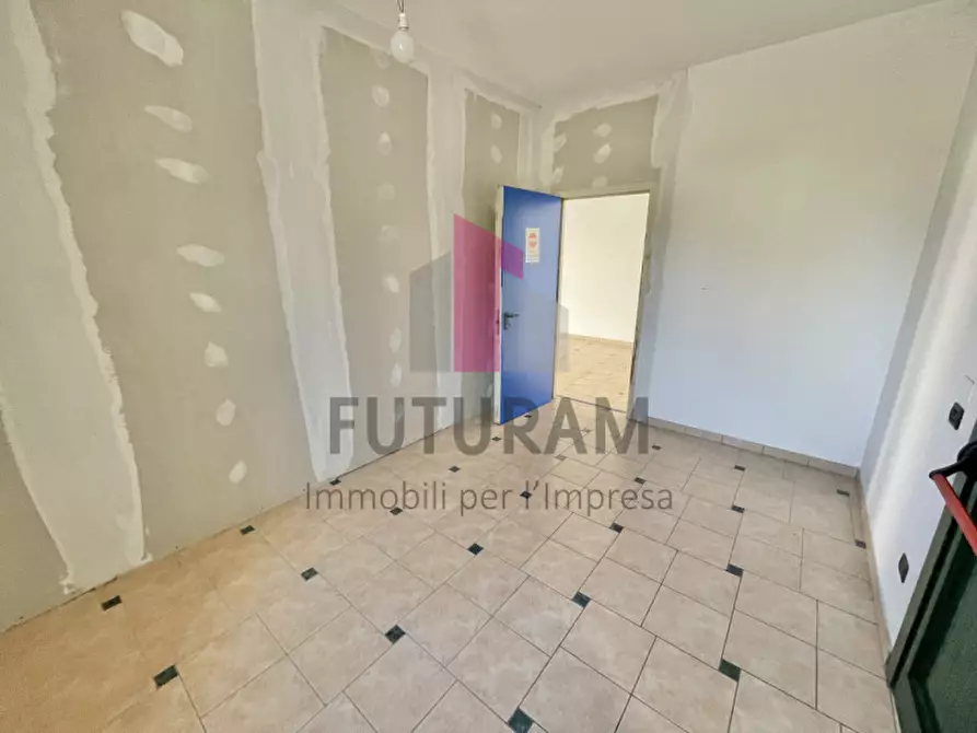 Immagine 19 di Negozio in vendita  a Rosà